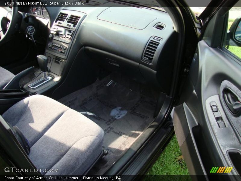 Super Black / Black 2000 Nissan Maxima SE