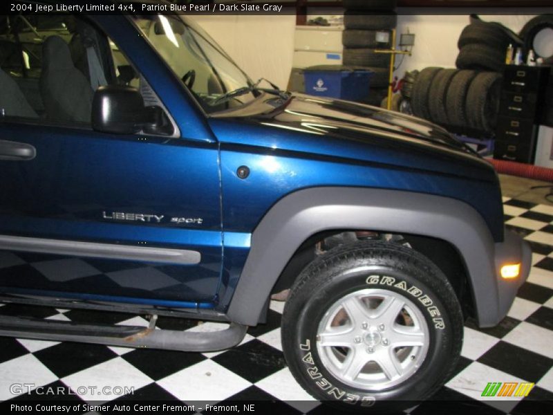 Patriot Blue Pearl / Dark Slate Gray 2004 Jeep Liberty Limited 4x4
