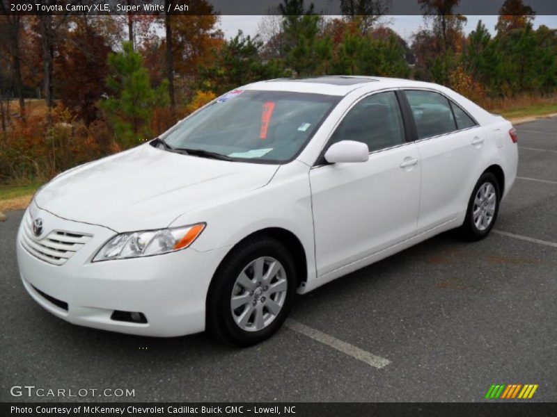 Super White / Ash 2009 Toyota Camry XLE