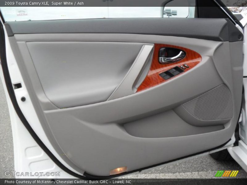 Super White / Ash 2009 Toyota Camry XLE