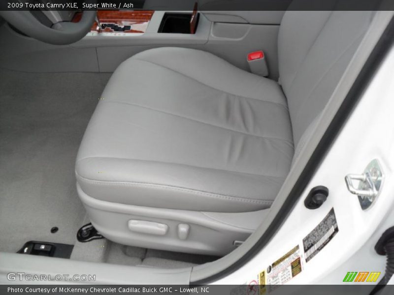 Super White / Ash 2009 Toyota Camry XLE