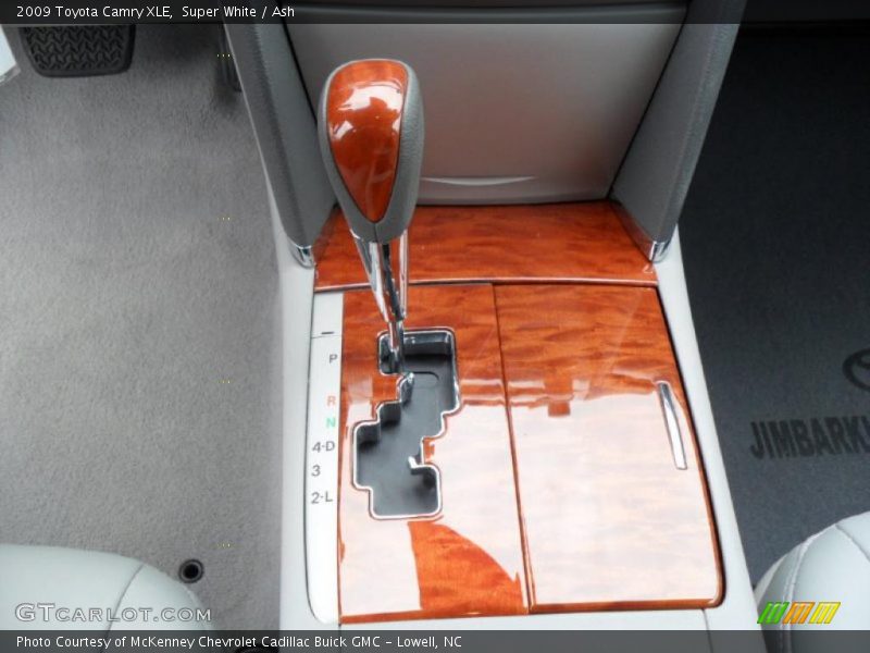 Super White / Ash 2009 Toyota Camry XLE