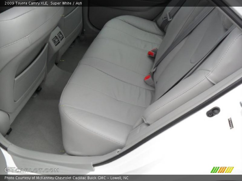 Super White / Ash 2009 Toyota Camry XLE