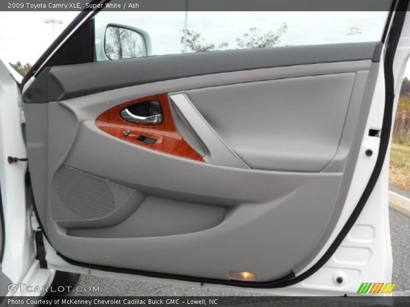 Super White / Ash 2009 Toyota Camry XLE