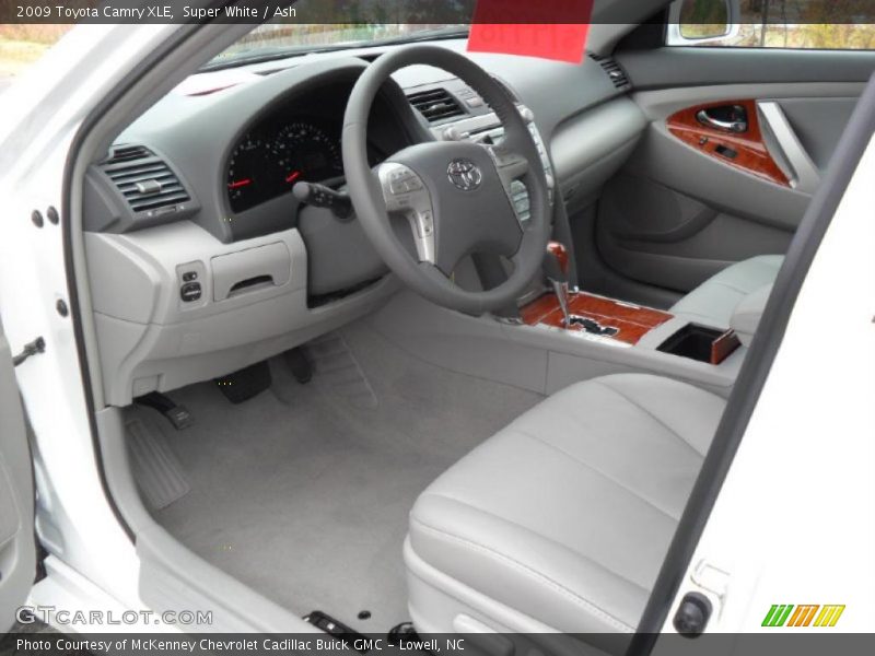 Super White / Ash 2009 Toyota Camry XLE