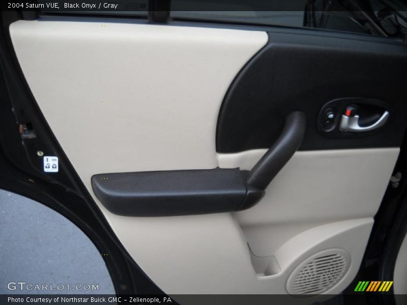 Black Onyx / Gray 2004 Saturn VUE