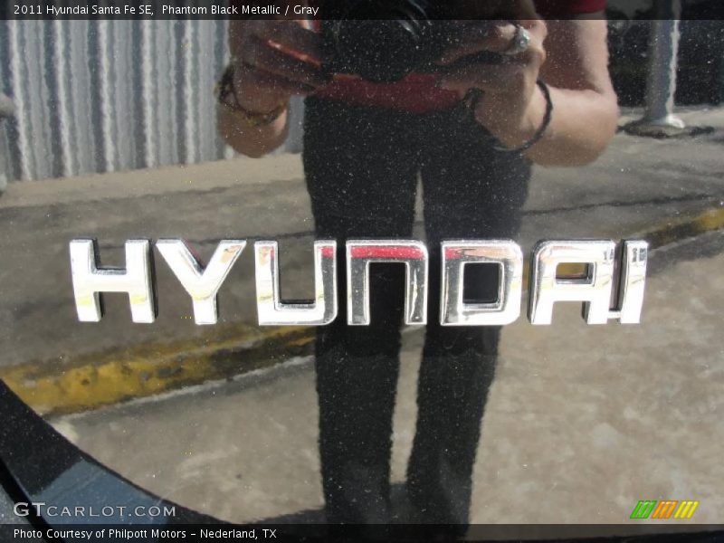 Phantom Black Metallic / Gray 2011 Hyundai Santa Fe SE