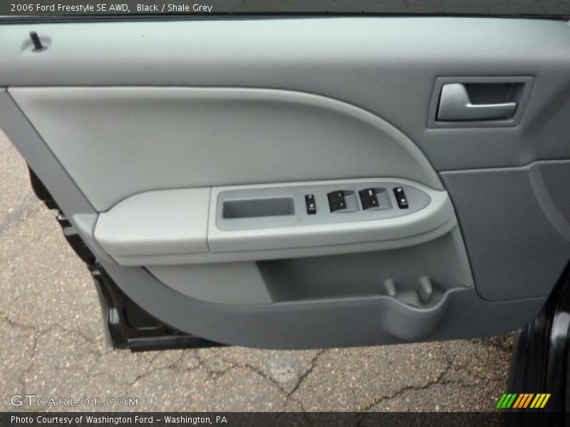 Door Panel of 2006 Freestyle SE AWD