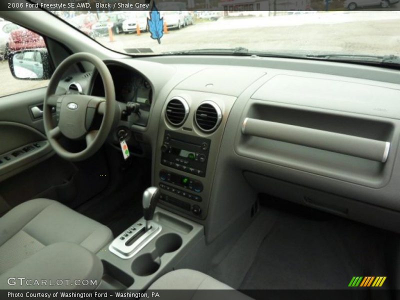 Dashboard of 2006 Freestyle SE AWD