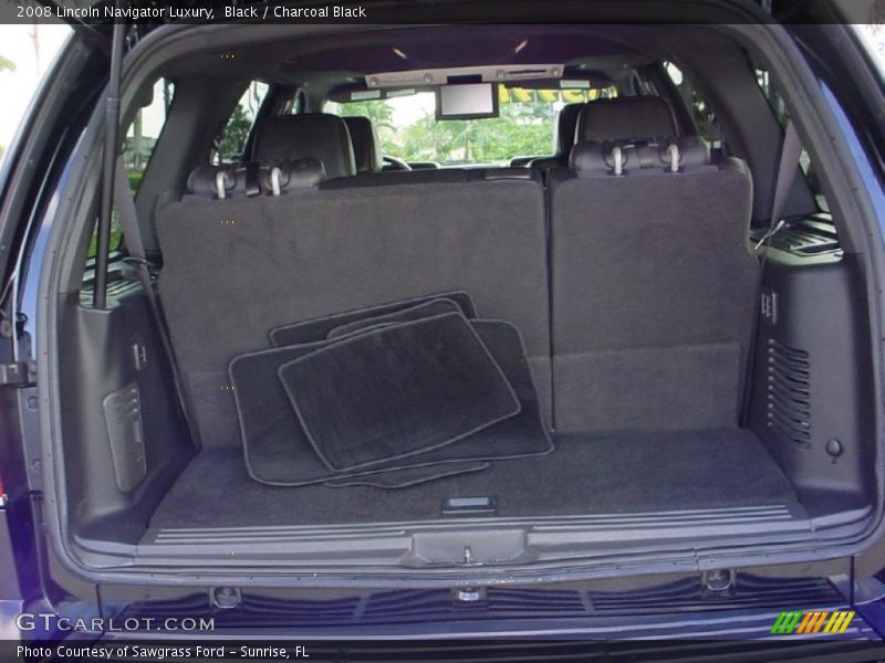  2008 Navigator Luxury Trunk