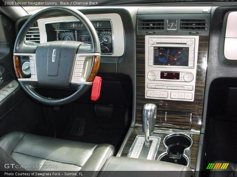 Dashboard of 2008 Navigator Luxury