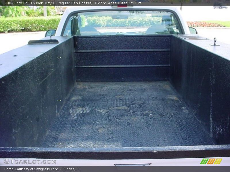 Oxford White / Medium Flint 2004 Ford F250 Super Duty XL Regular Cab Chassis