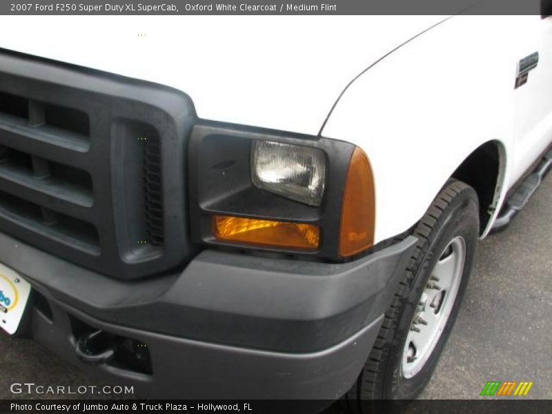 Oxford White Clearcoat / Medium Flint 2007 Ford F250 Super Duty XL SuperCab
