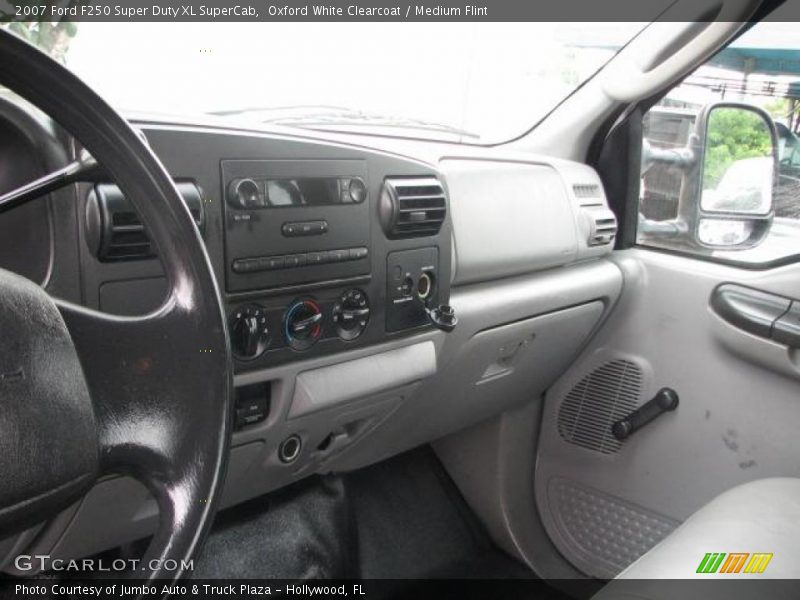 Oxford White Clearcoat / Medium Flint 2007 Ford F250 Super Duty XL SuperCab