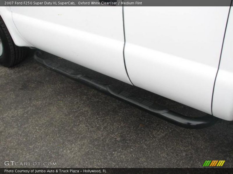 Oxford White Clearcoat / Medium Flint 2007 Ford F250 Super Duty XL SuperCab