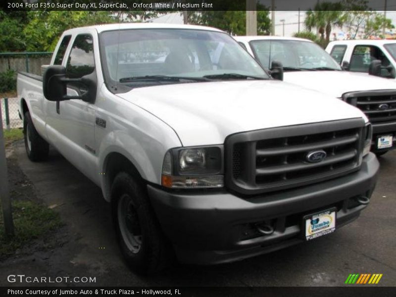 Front 3/4 View of 2004 F350 Super Duty XL SuperCab