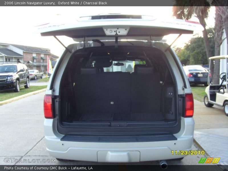 Oxford White / Charcoal Black 2006 Lincoln Navigator Luxury