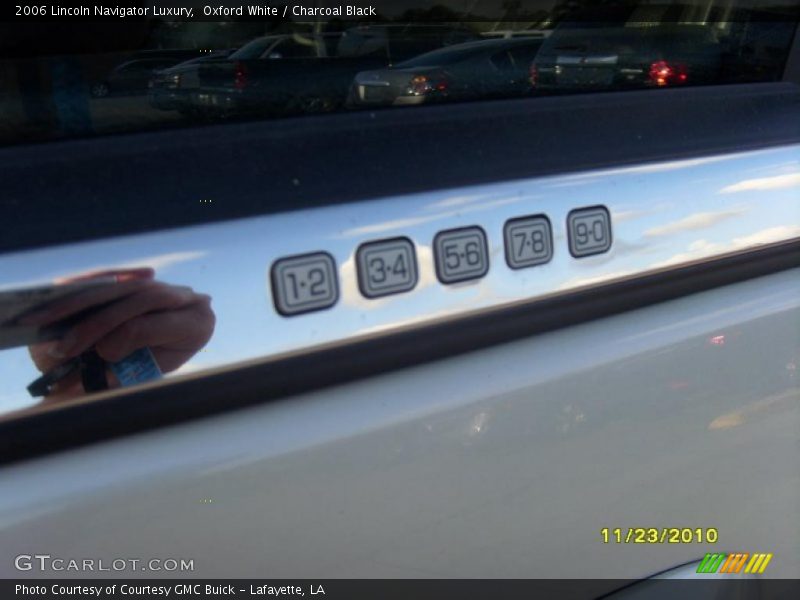 Oxford White / Charcoal Black 2006 Lincoln Navigator Luxury