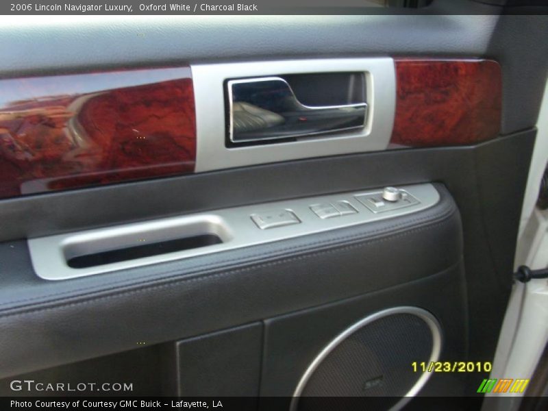 Oxford White / Charcoal Black 2006 Lincoln Navigator Luxury