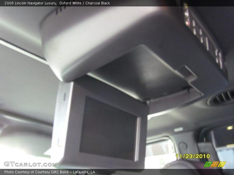 Oxford White / Charcoal Black 2006 Lincoln Navigator Luxury