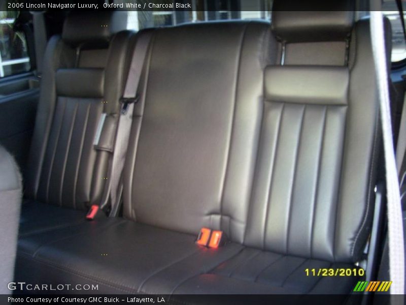 Oxford White / Charcoal Black 2006 Lincoln Navigator Luxury
