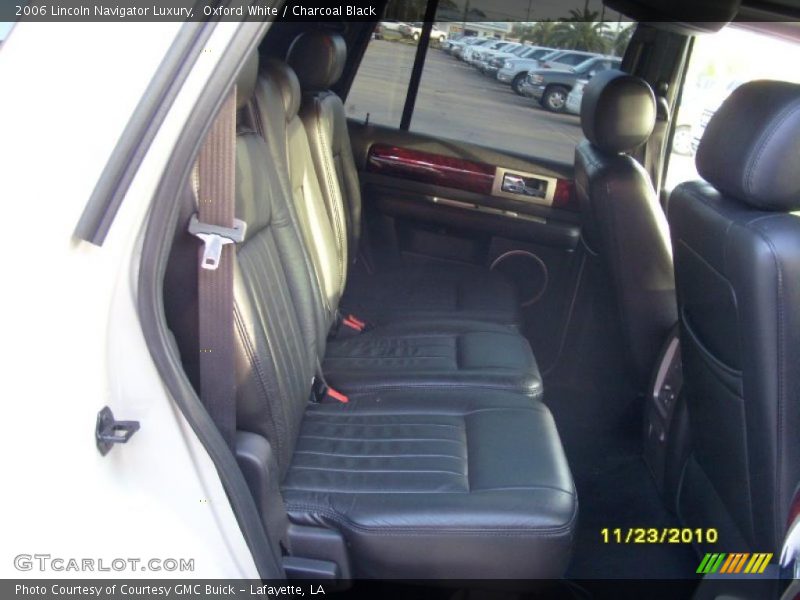 Oxford White / Charcoal Black 2006 Lincoln Navigator Luxury