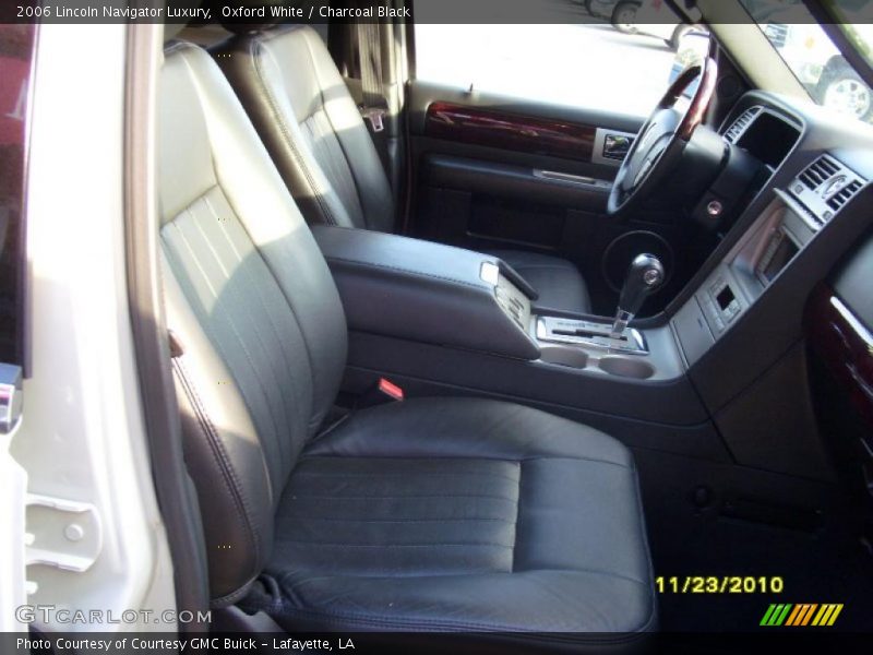 Oxford White / Charcoal Black 2006 Lincoln Navigator Luxury