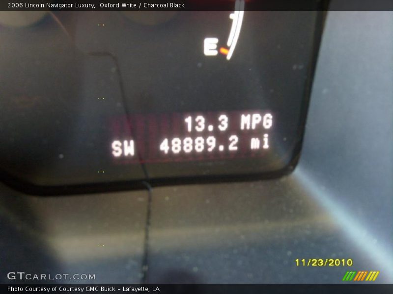 Oxford White / Charcoal Black 2006 Lincoln Navigator Luxury