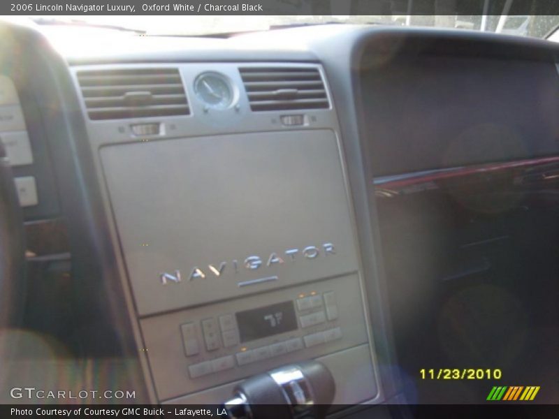 Oxford White / Charcoal Black 2006 Lincoln Navigator Luxury
