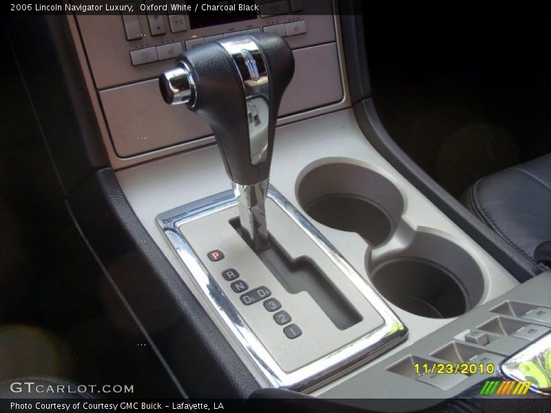 Oxford White / Charcoal Black 2006 Lincoln Navigator Luxury