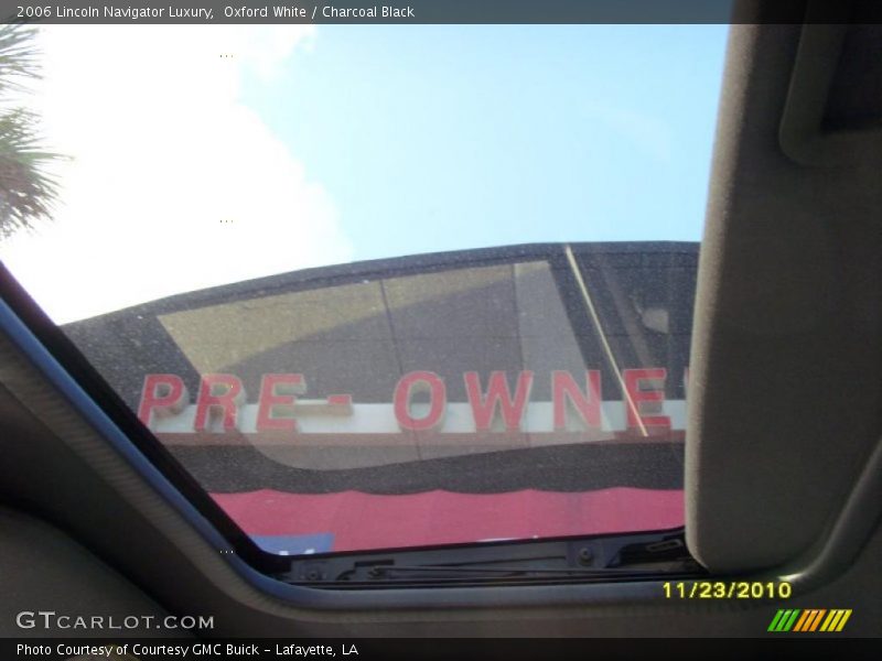 Oxford White / Charcoal Black 2006 Lincoln Navigator Luxury