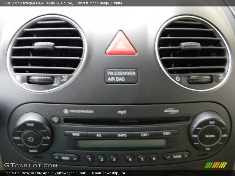 Harvest Moon Beige / White 2008 Volkswagen New Beetle SE Coupe