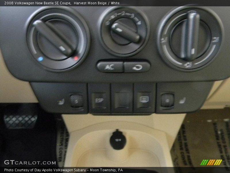 Harvest Moon Beige / White 2008 Volkswagen New Beetle SE Coupe