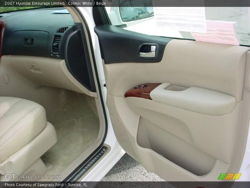 Cosmic White / Beige 2007 Hyundai Entourage Limited