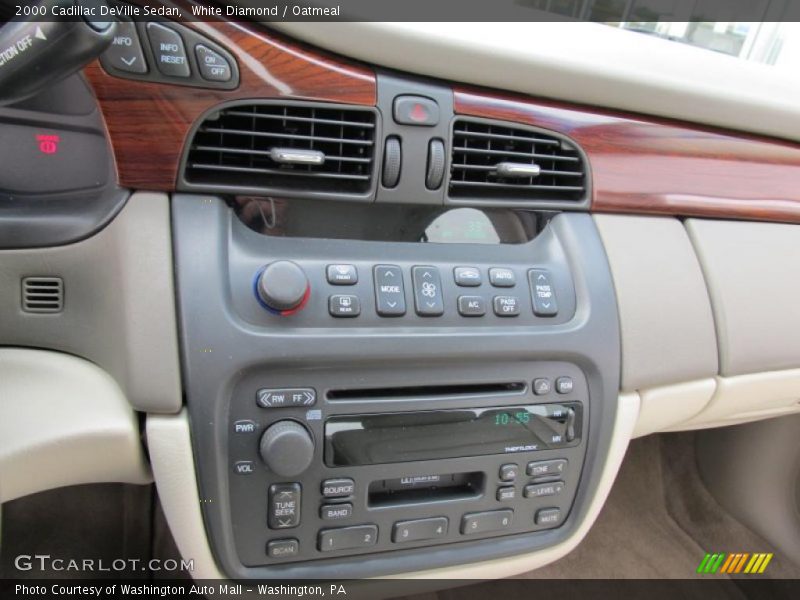 White Diamond / Oatmeal 2000 Cadillac DeVille Sedan