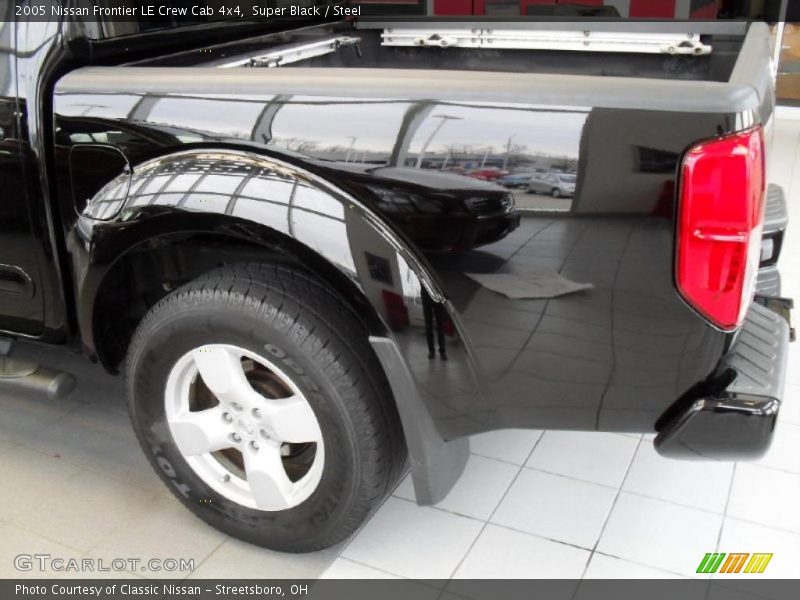 Super Black / Steel 2005 Nissan Frontier LE Crew Cab 4x4