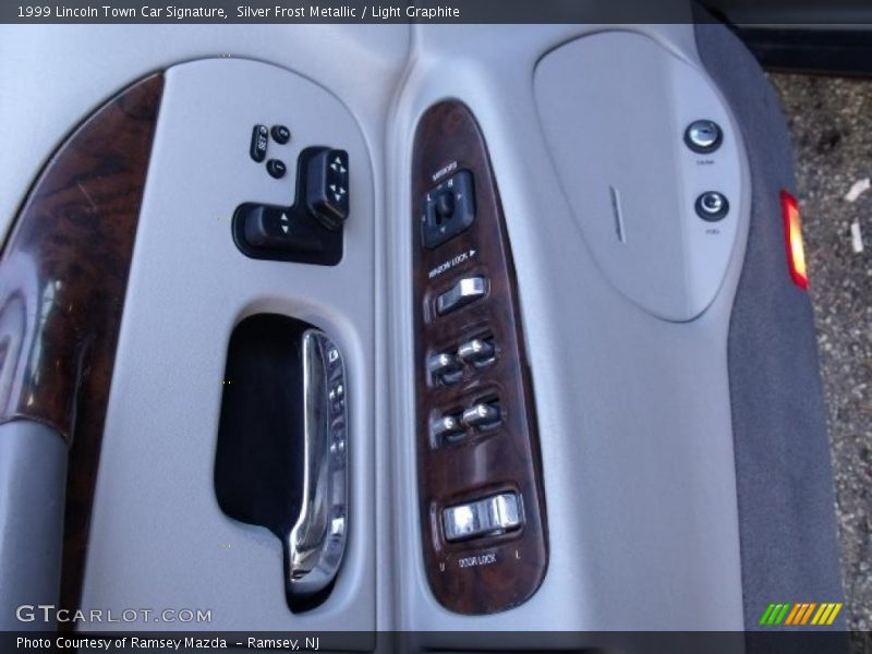 Controls of 1999 Town Car Signature