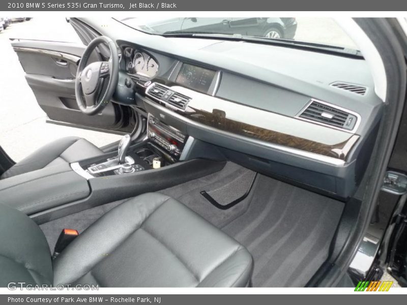 Dashboard of 2010 5 Series 535i Gran Turismo
