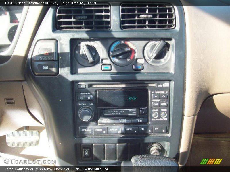 Beige Metallic / Blond 1998 Nissan Pathfinder XE 4x4