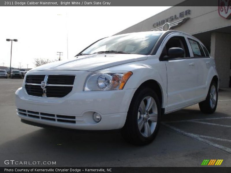 Front 3/4 View of 2011 Caliber Mainstreet