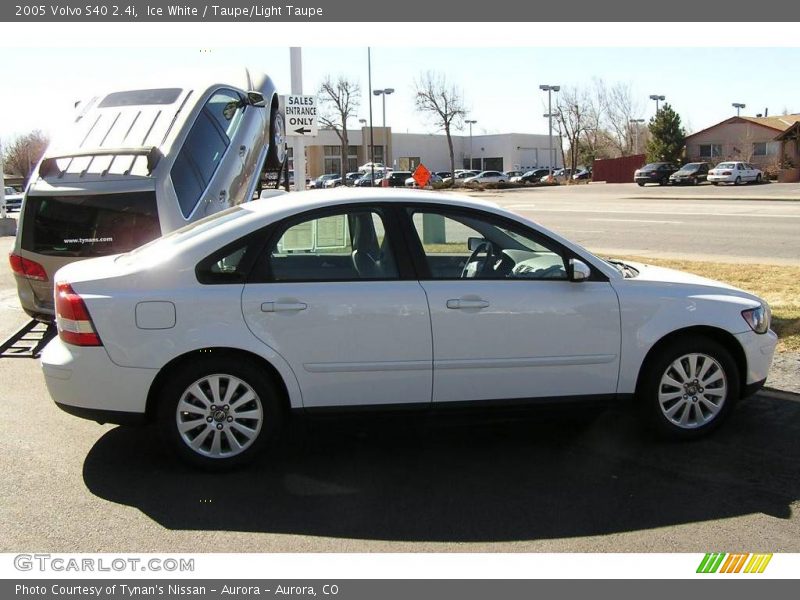 Ice White / Taupe/Light Taupe 2005 Volvo S40 2.4i