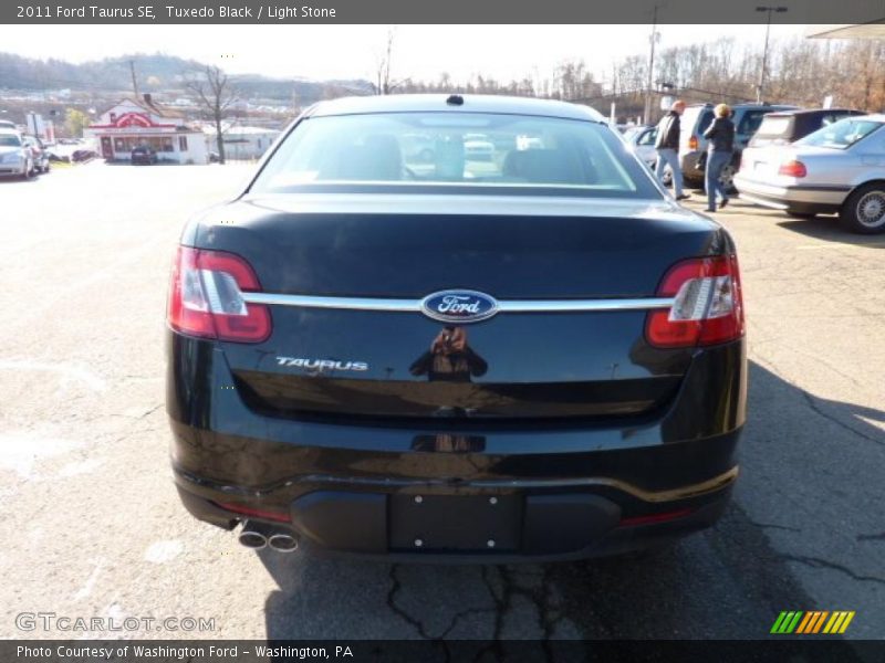 Tuxedo Black / Light Stone 2011 Ford Taurus SE