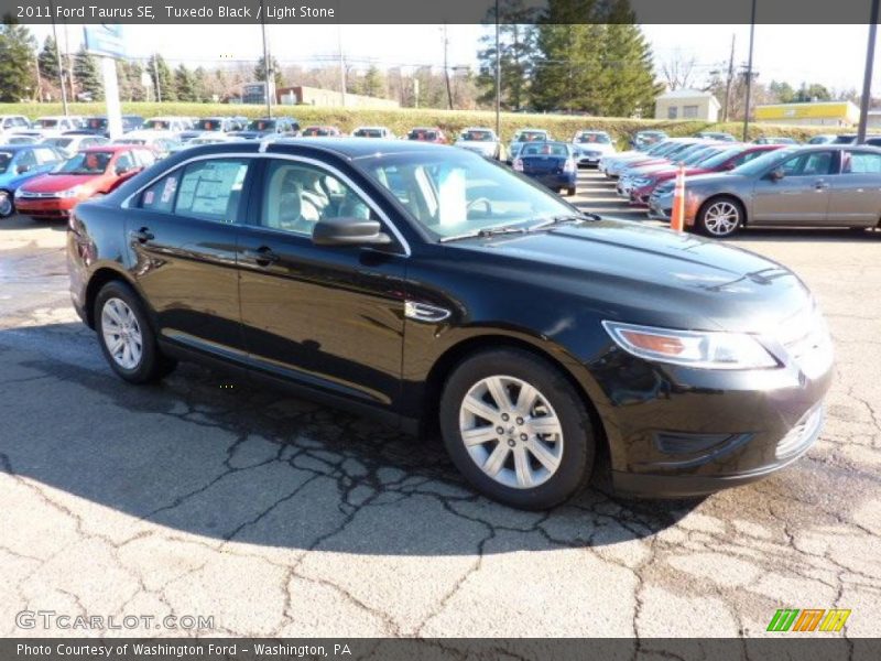 Tuxedo Black / Light Stone 2011 Ford Taurus SE