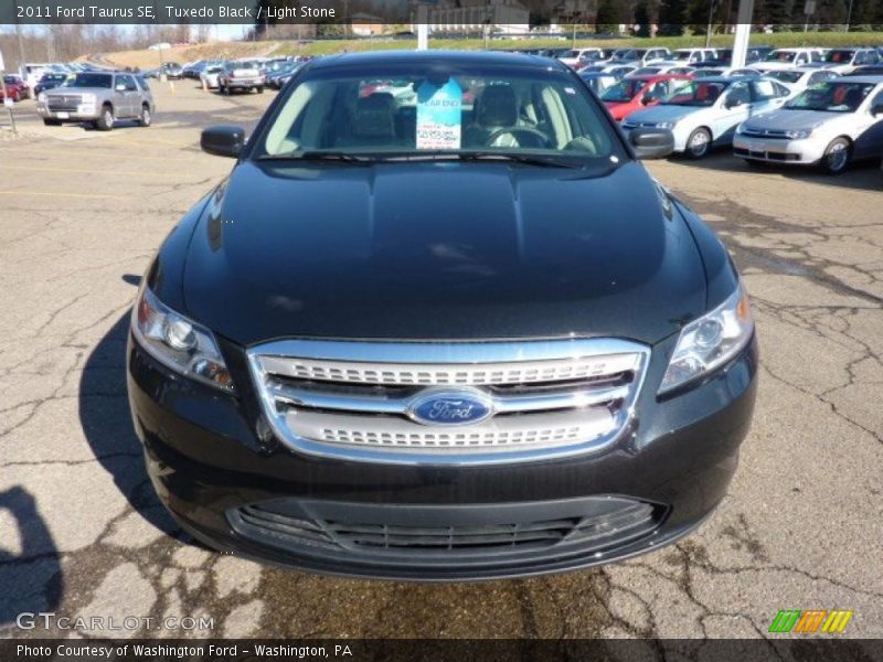 Tuxedo Black / Light Stone 2011 Ford Taurus SE