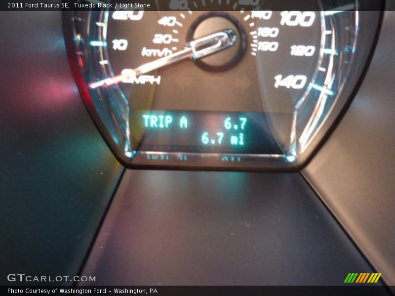 Tuxedo Black / Light Stone 2011 Ford Taurus SE