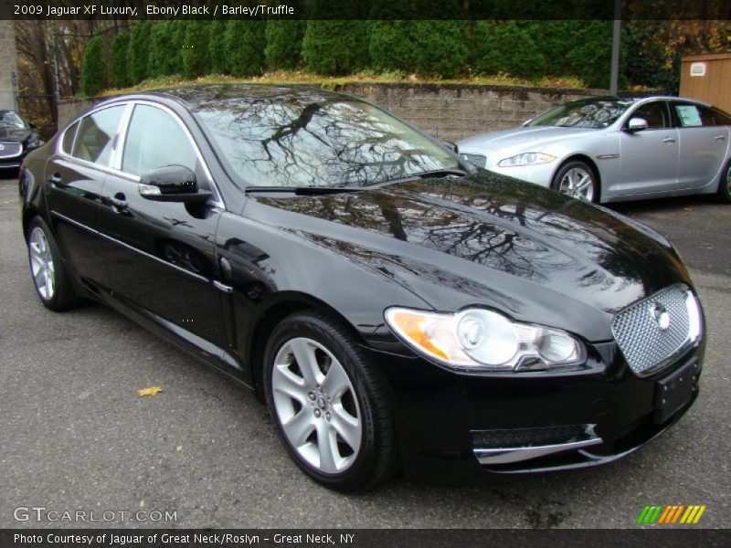 Front 3/4 View of 2009 XF Luxury