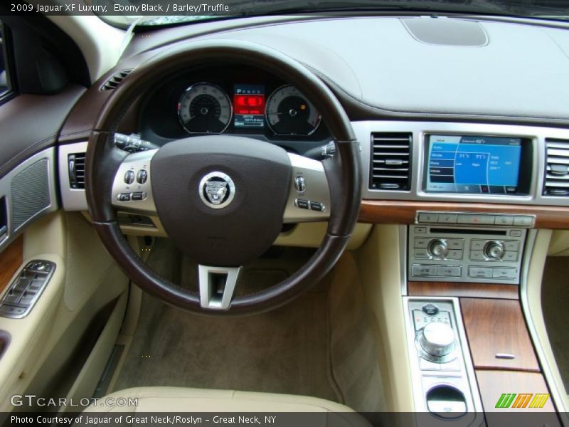 Dashboard of 2009 XF Luxury