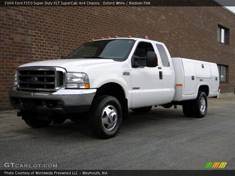Oxford White / Medium Flint 2004 Ford F350 Super Duty XLT SuperCab 4x4 Chassis