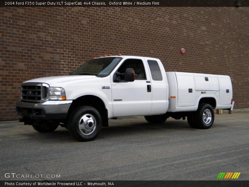 Oxford White / Medium Flint 2004 Ford F350 Super Duty XLT SuperCab 4x4 Chassis
