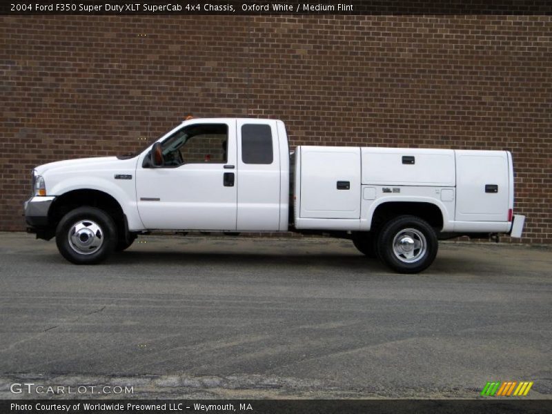 Oxford White / Medium Flint 2004 Ford F350 Super Duty XLT SuperCab 4x4 Chassis